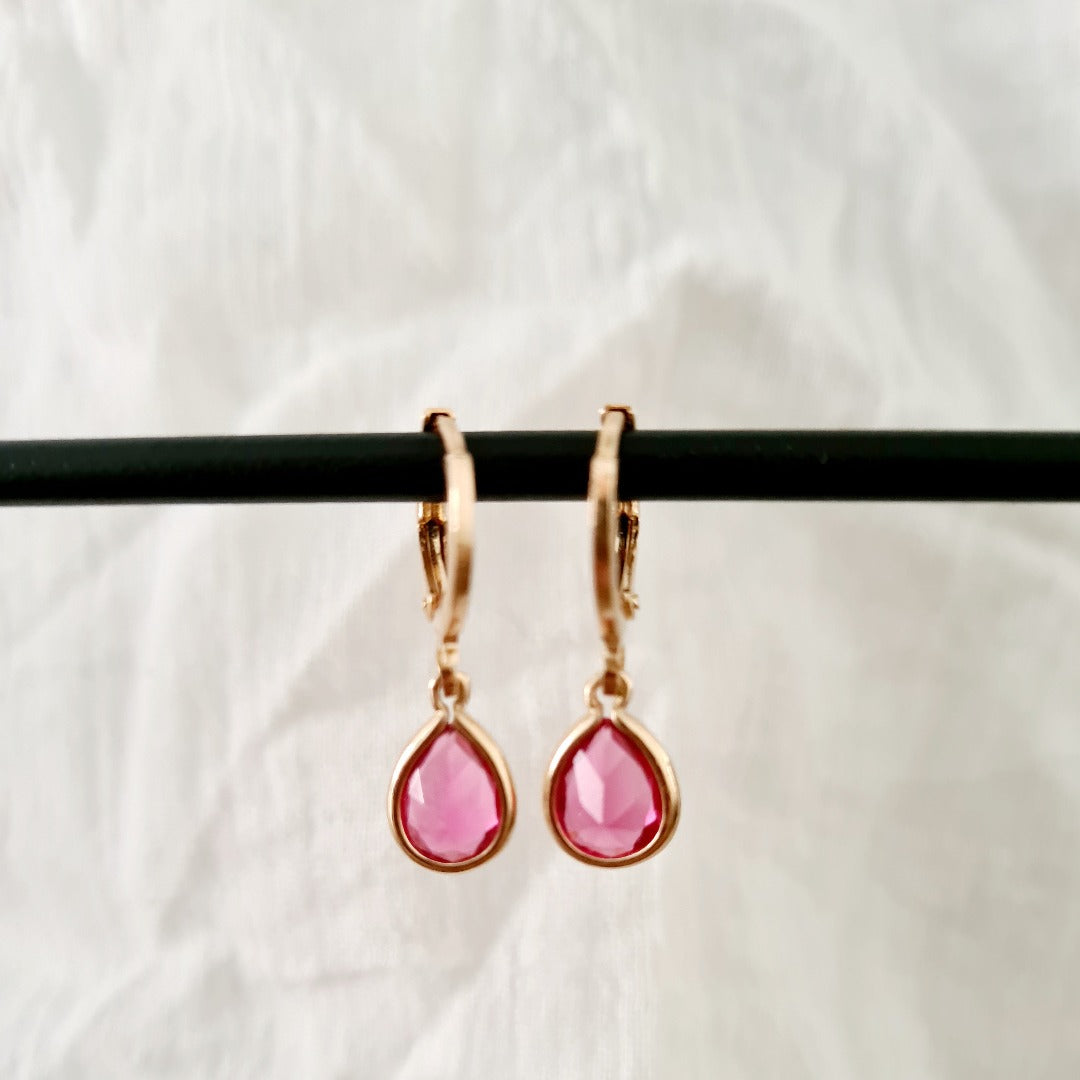 Goudkleurige ringetjes met roze steentje