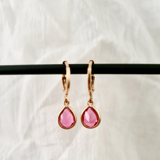 Goudkleurige ringetjes met roze steentje