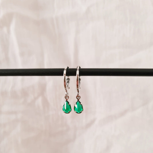 Zilveren ringetjes met groene glas druppel