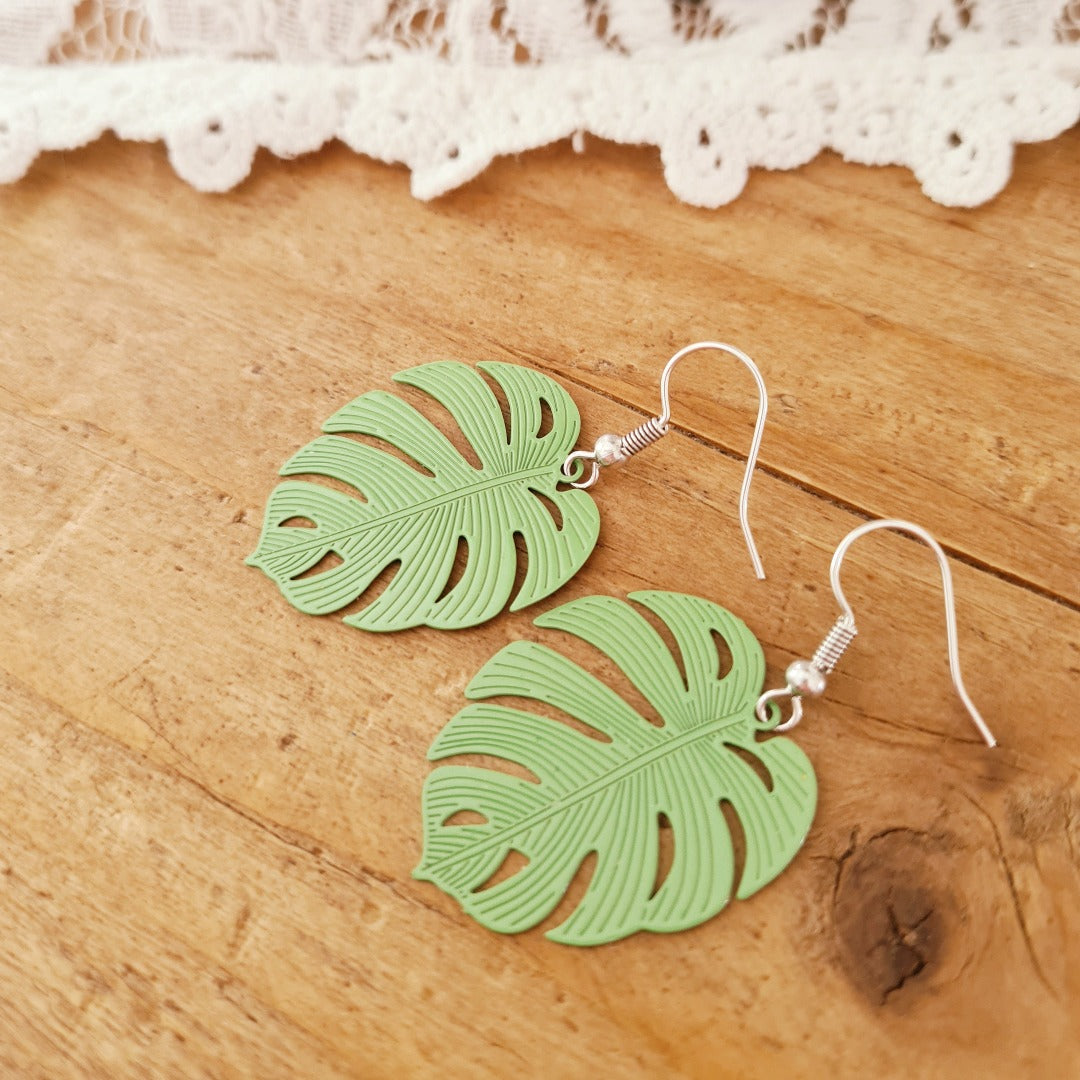 Zilveren oorbellen met groene bladbedel