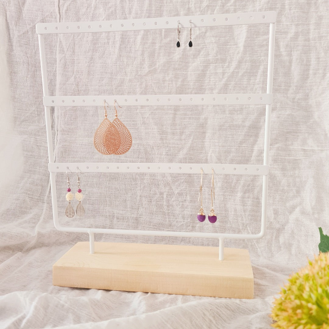 Wit oorbellenrek met blank houten voet – 3 rijen, 60 gaatjes