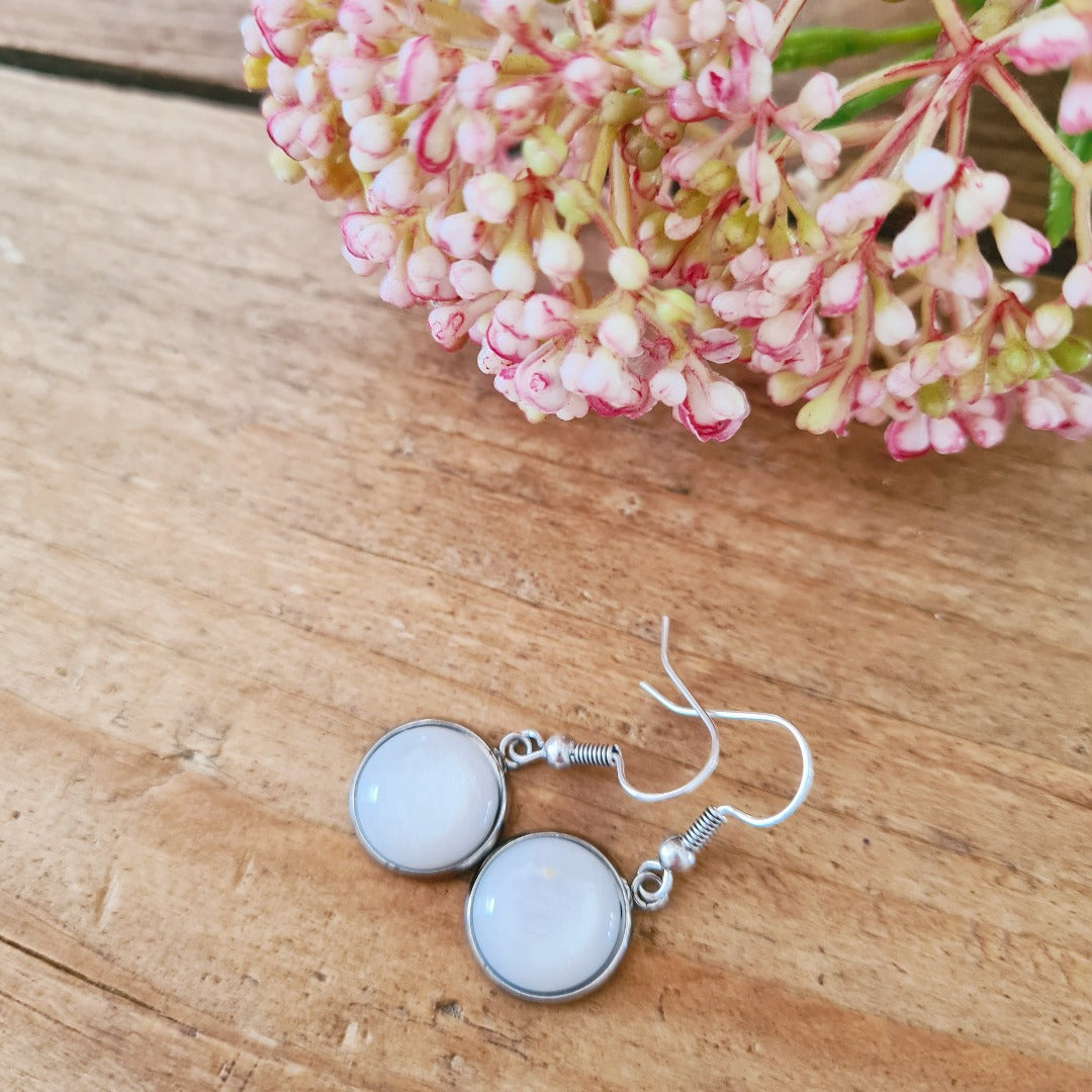 Zilverkleurige oorbellen met witte ronde steen en zilveren haakje