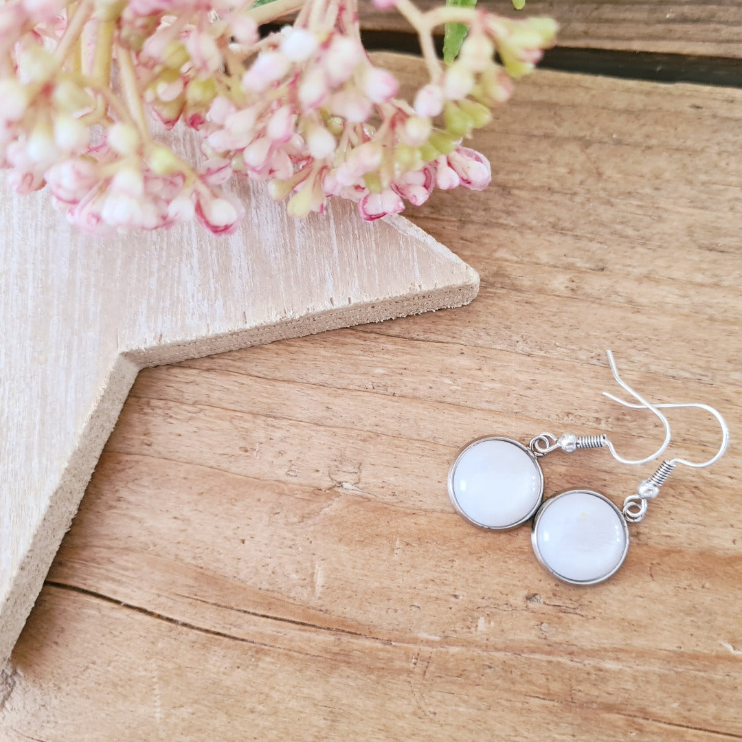 Zilverkleurige oorbellen met ronde witte steen en haakje