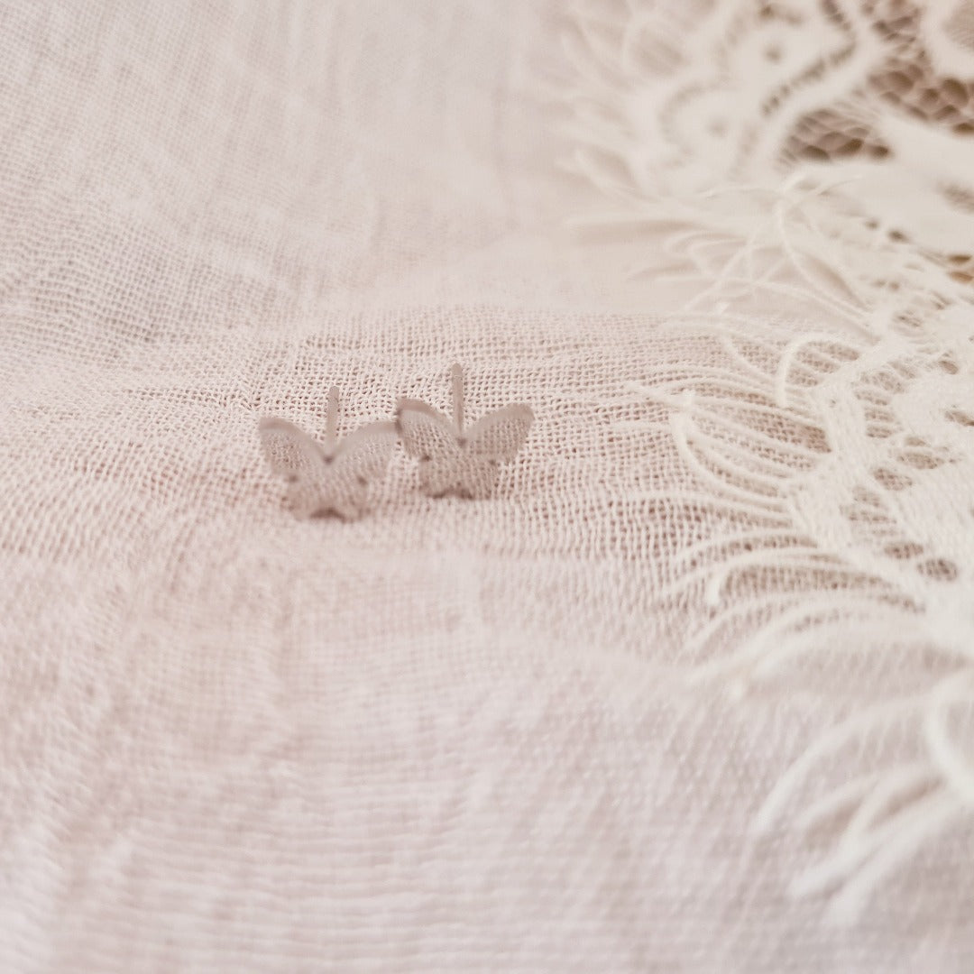 Zilveren vlinder stekertjes met fijne detail