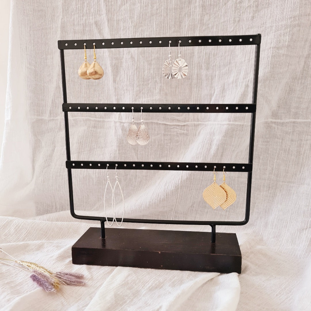 Zwart oorbellenrek met houten voet – 3 rijen, 60 gaatjes