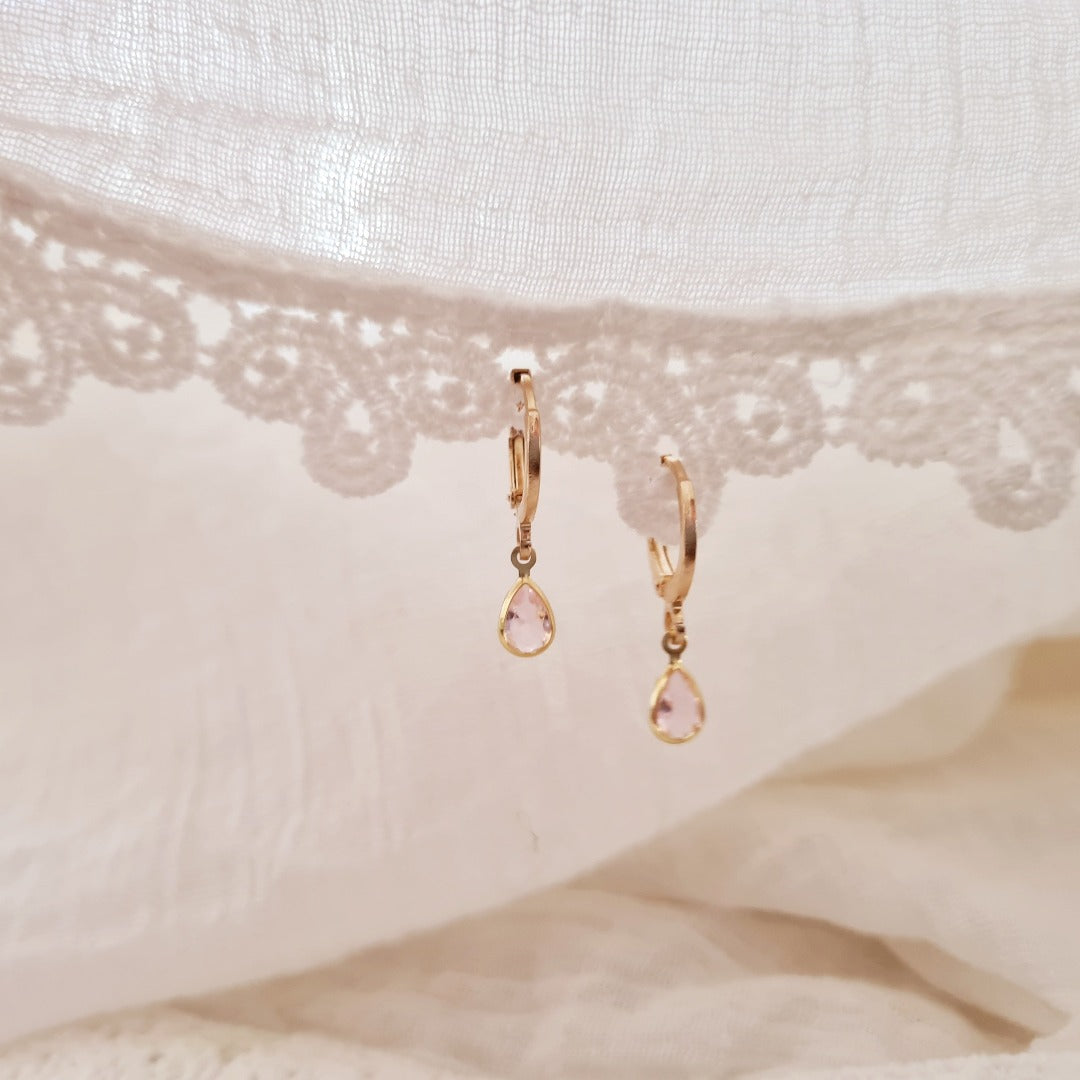 Gouden ringetjes met lichtroze kristalglas steentje