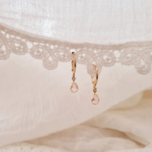 Gouden ringetjes met lichtroze kristalglas steentje