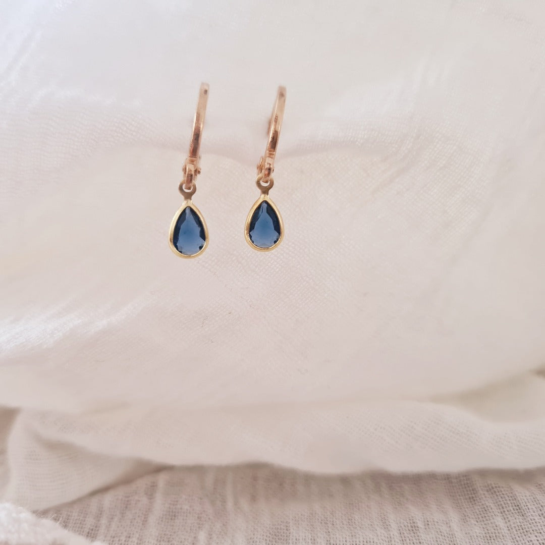 Gouden ringetjes met blauw kristalglas steentje, lichtgewicht nikkelvrije oorbellen