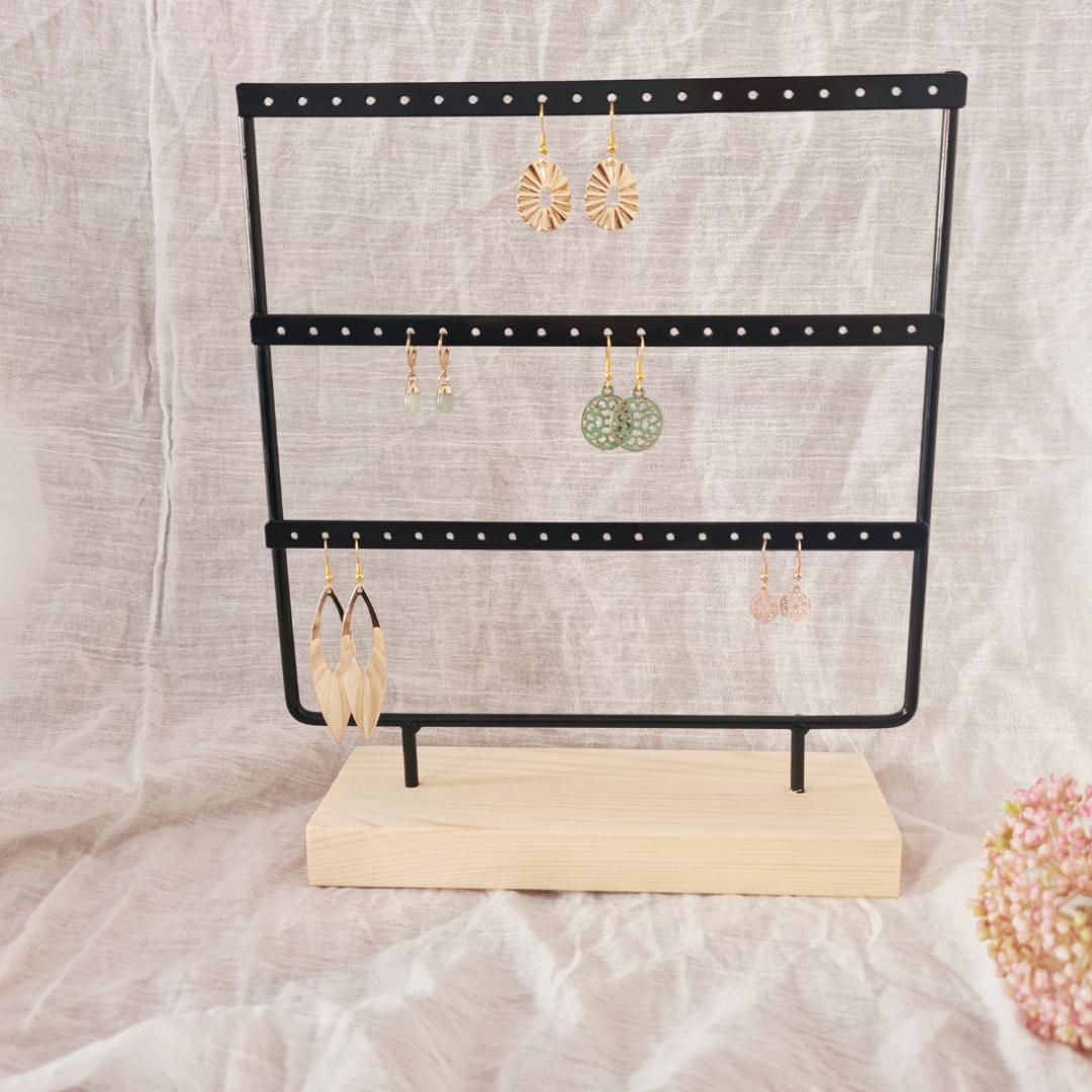 Zwart oorbellenrek met blank houten voet – 3 rijen, 60 gaatjes