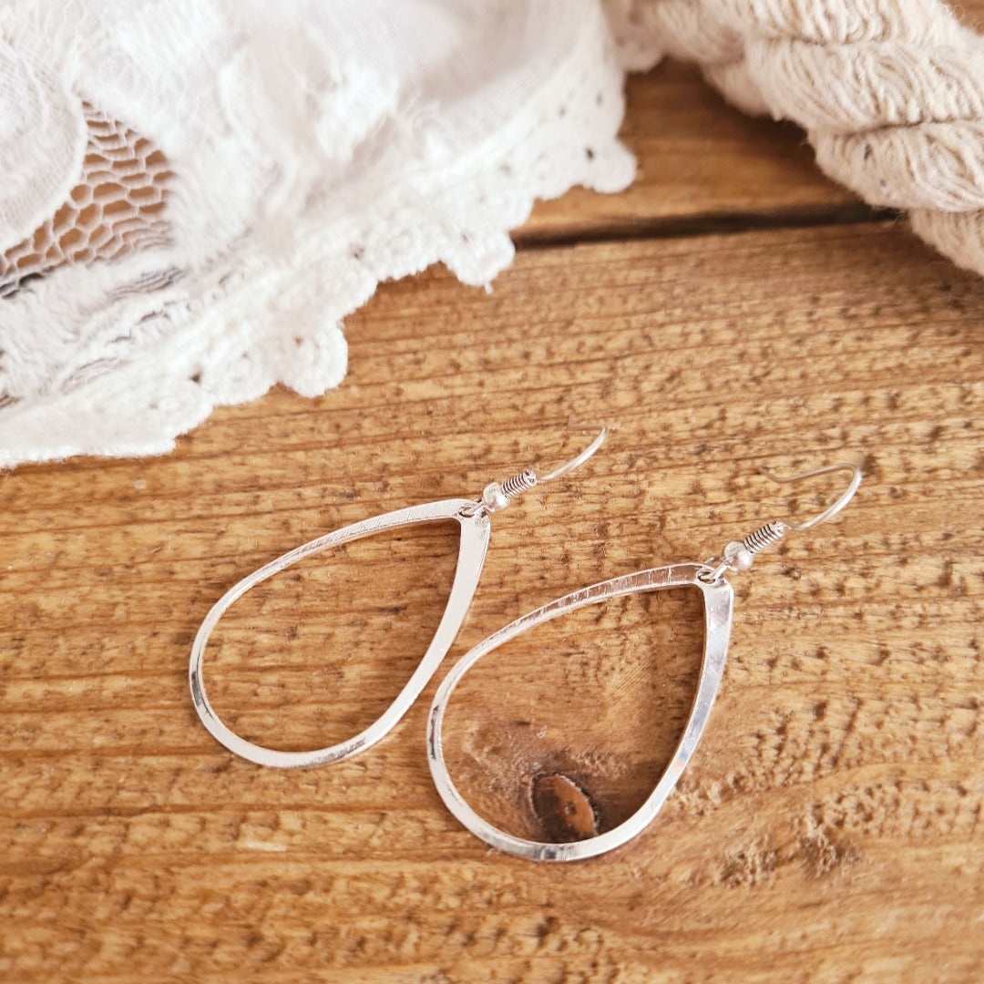 Gedragen zilveren druppel oorbel, close-up profiel nikkelvrij stainless steel