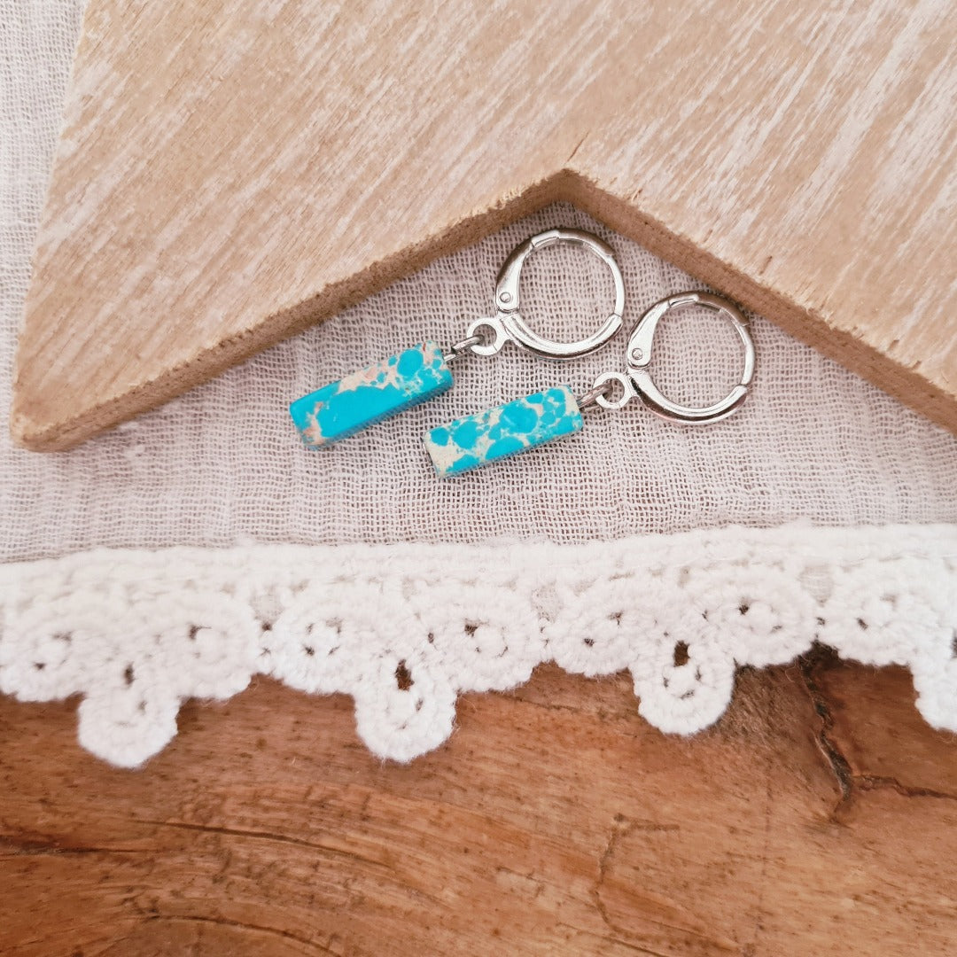 Zilverkleurige oorbellen met blauw regaliet steentje, lichtgewicht nikkelvrije hangeroorbellen