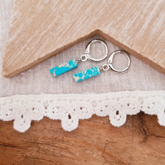Zilverkleurige oorbellen met blauw regaliet steentje, lichtgewicht nikkelvrije hangeroorbellen