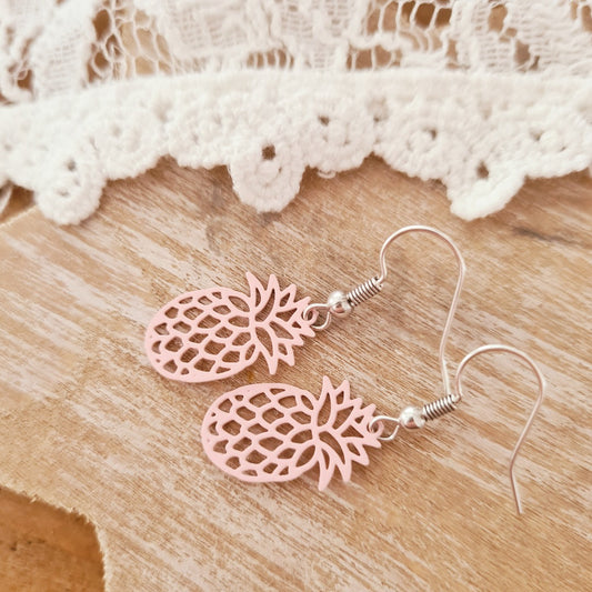 Zilverkleurige oorbellen met roze ananasbedel, lichtgewicht nikkelvrije zomerse hangeroorbellen