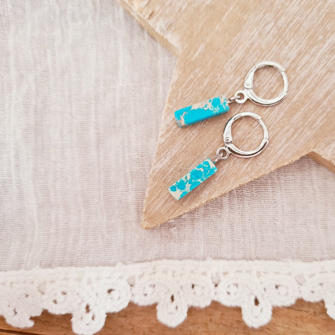 Sfeerfoto zilverkleurige ringetjes met blauw regaliet steentje, elegante dagelijkse ringetjes