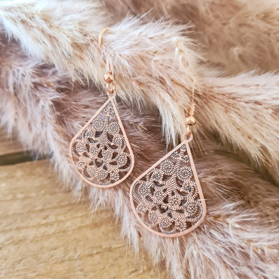 Bronzen bohemian druppel oorbellen detail opengewerkt patroon 