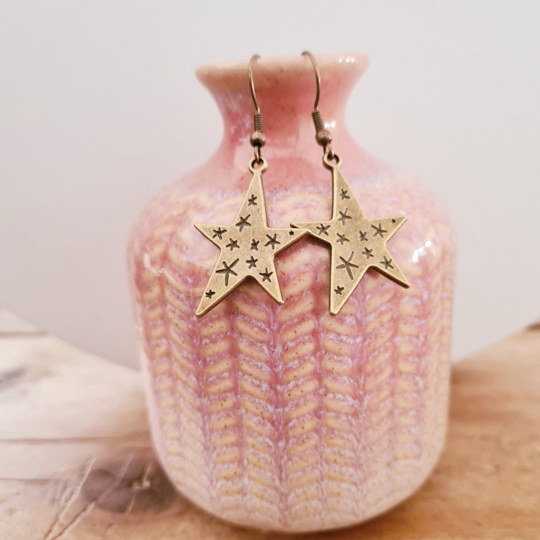 Bronzen steroorbellen met fijne gravure, close-up detail nikkelvrij stainless steel