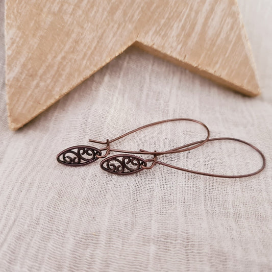 Bruine metalen oorbellen met sierlijk open patroon