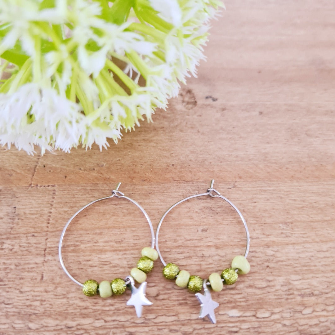 Detail zilveren ringen groene kralen en ster bedel stainless steel one of a kind 