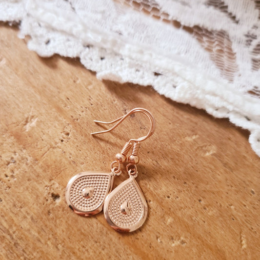 Druppel oorbellen met verfijnde afwerking in roségoud gedragen, circa 3,3 cm lang, nikkelvrij