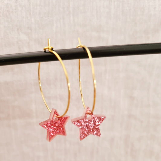 Gouden ringen met plex ster bedel in roze glitter nikkelvrij