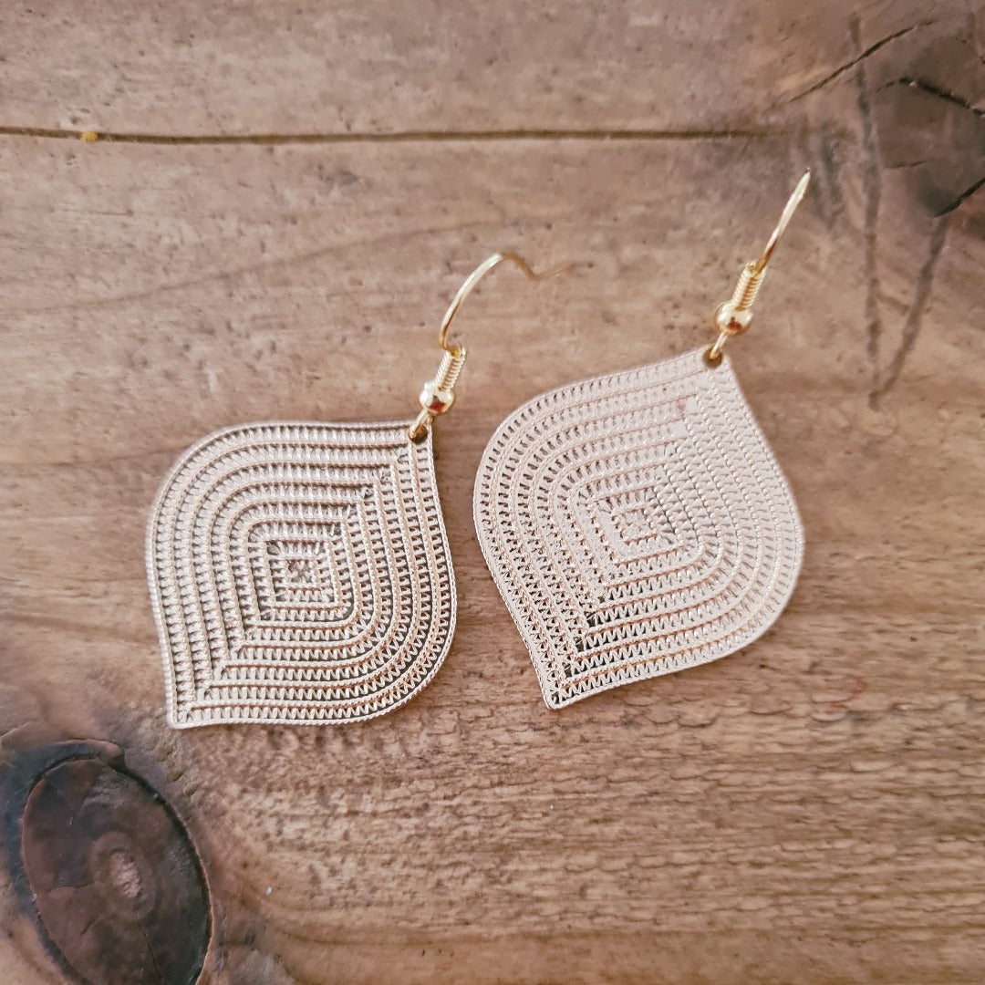 Goudkleurige oorbellen met opengewerkte bladvorm design, nikkelvrije metalen hangertjes van 4,8 cm 
