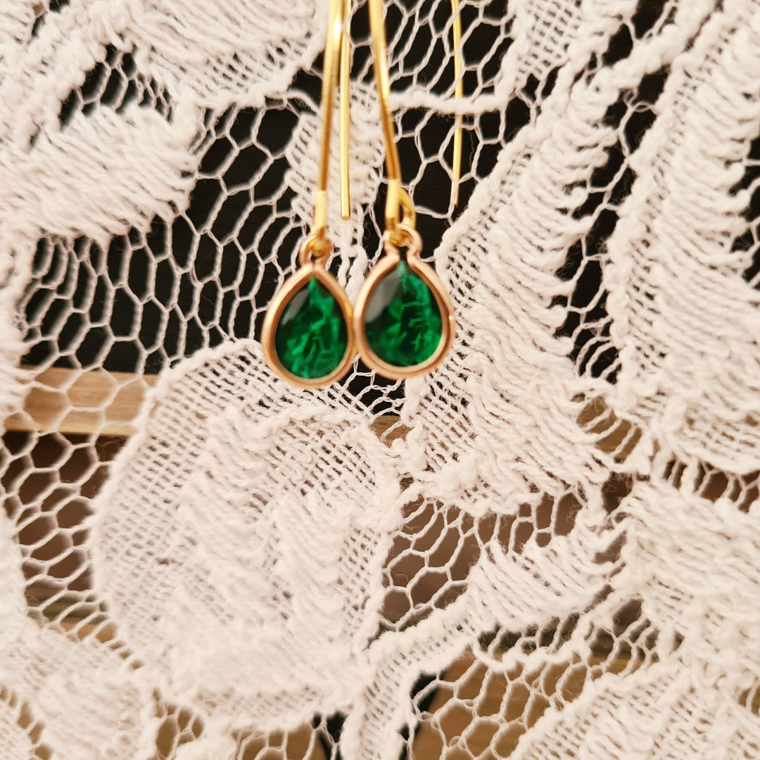 Goudkleurige oorbellen met groene kristalglas steen, zijaanzicht detail nikkelvrij