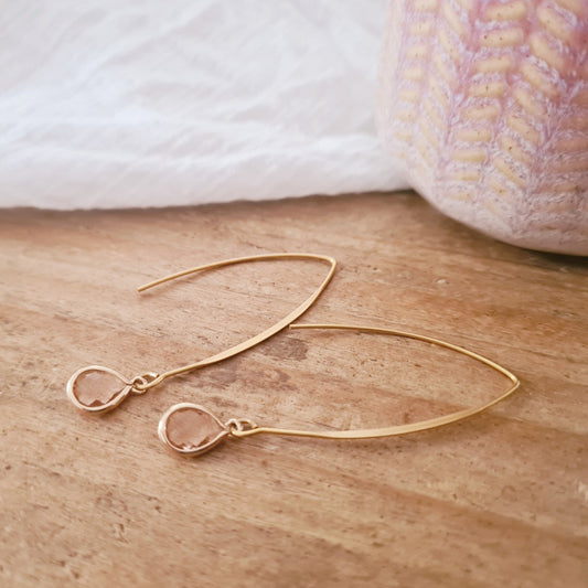 Goudkleurige oorbellen roze kristalglas open haak elegant design 
