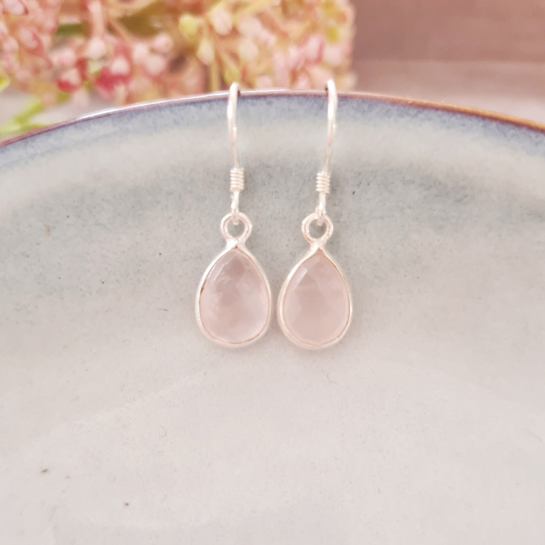 Zilveren oorbellen met rozenkwarts in druppelvorm