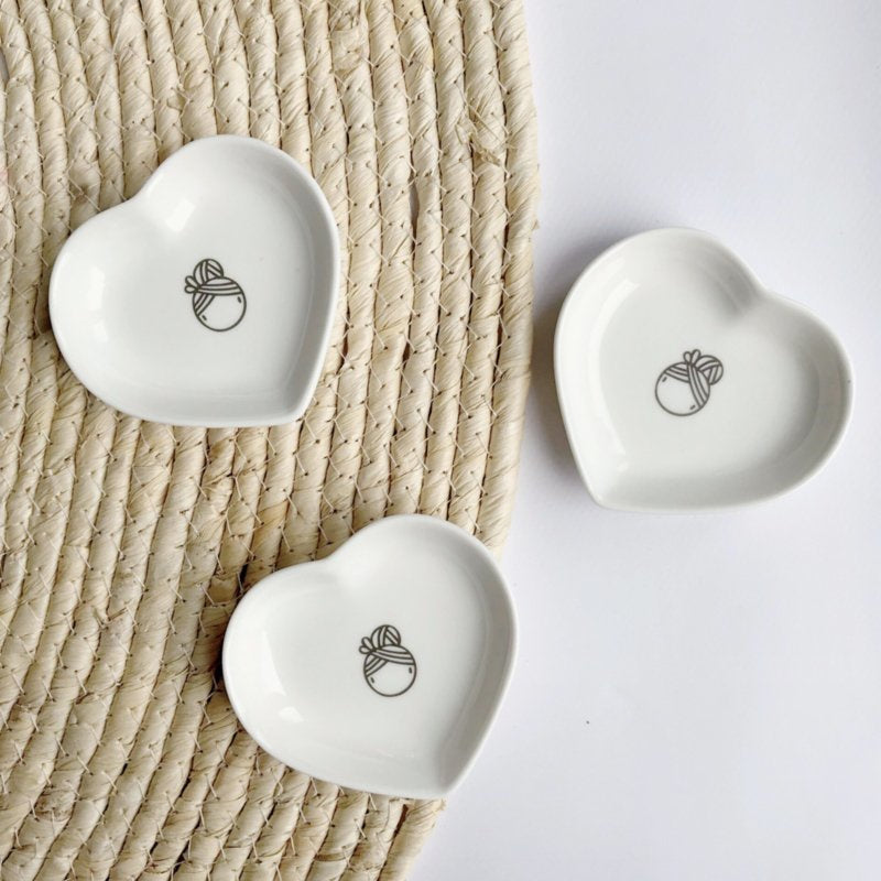 Wit hartvormig keramiek sieradenschaaltje van Irmadammekes, 8 bij 8 cm voor opbergen van oorbellen en sieraden