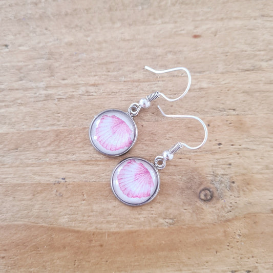 Zilveren oorbellen met ronde roze schelpprint en haakje