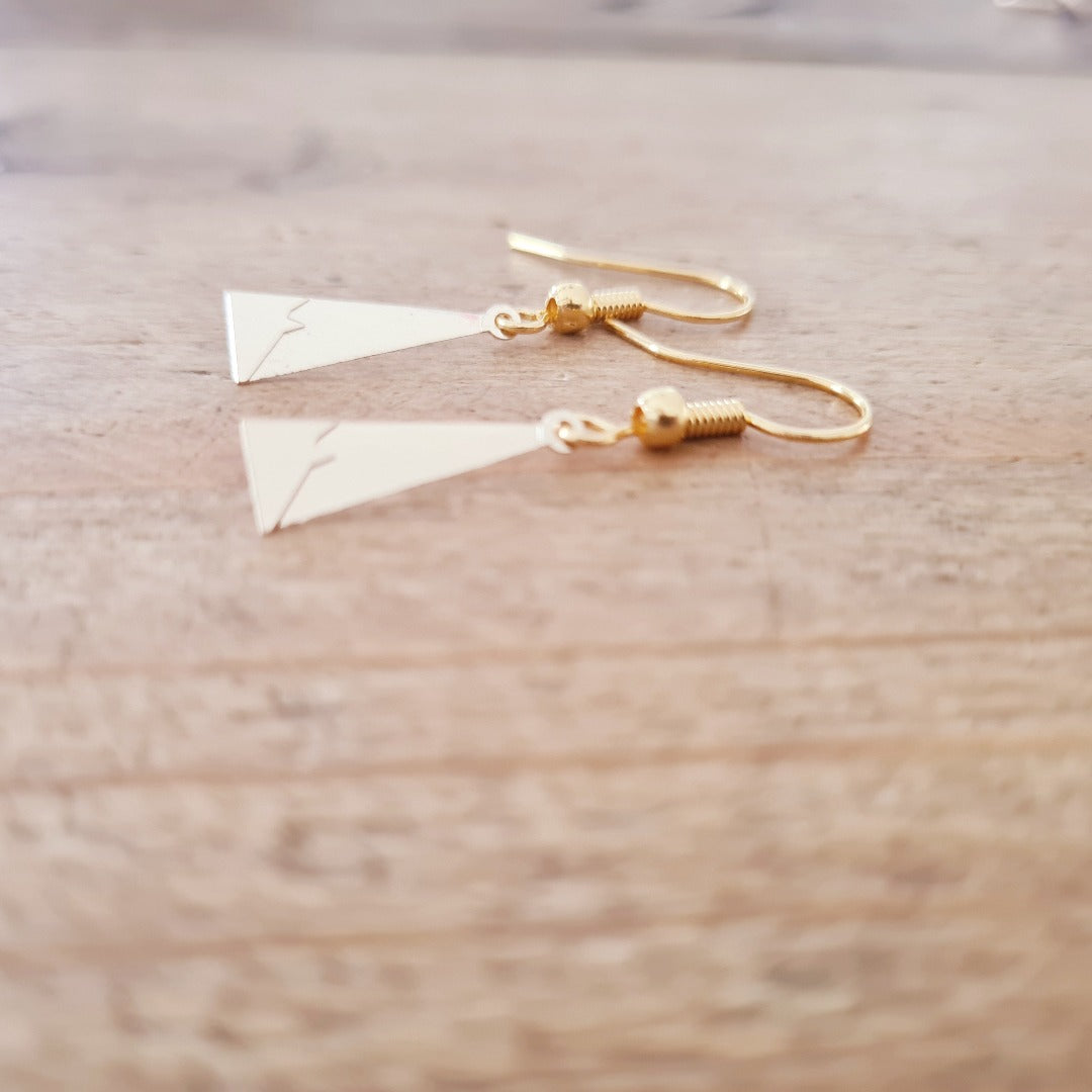 Korte gouden hangertjes met driehoekbedel detail nikkelvrij oorhaakje