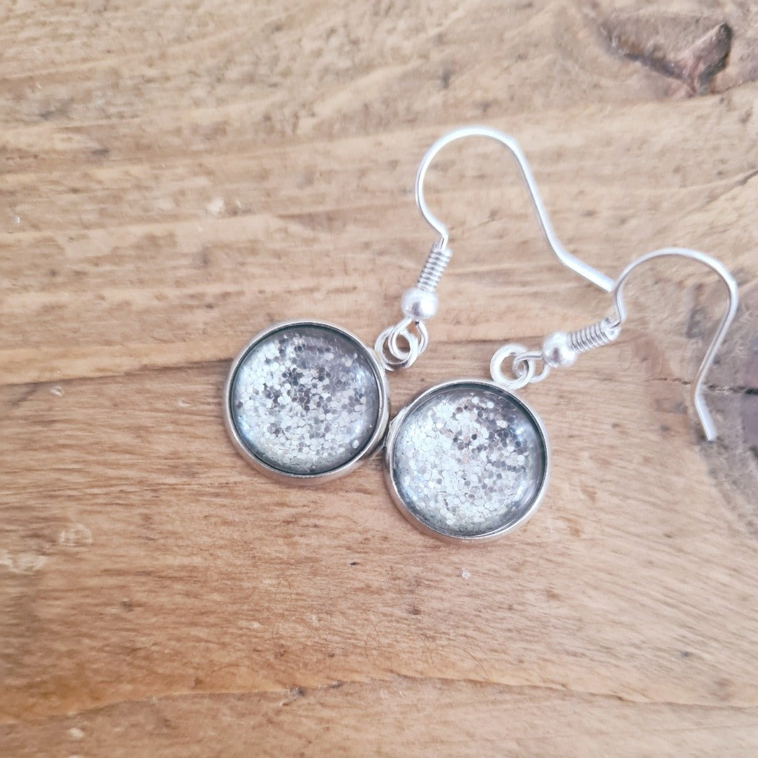 korte hangertjes met blauw groene glittersteen