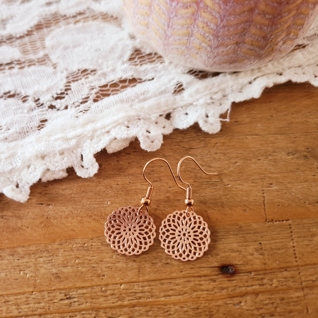 Korte roségouden hangertjes boho bedel ibiza look lichtgewicht metaal