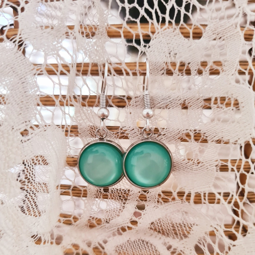 Korte zilverkleurige oorbellen met mint bedeltje, speelse elegante oorbellen
