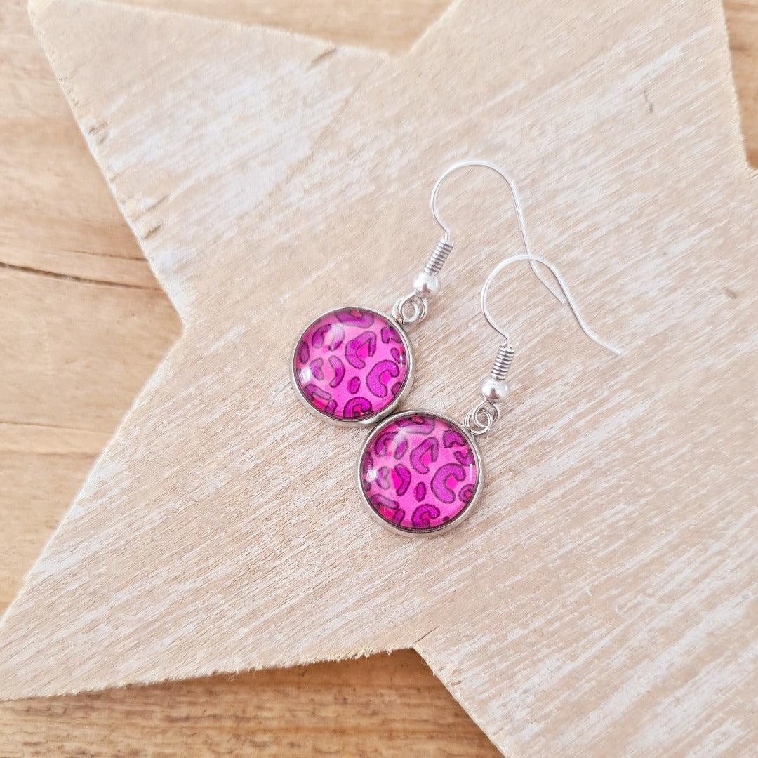 Leopard print oorbellen zilver fuchsia detail