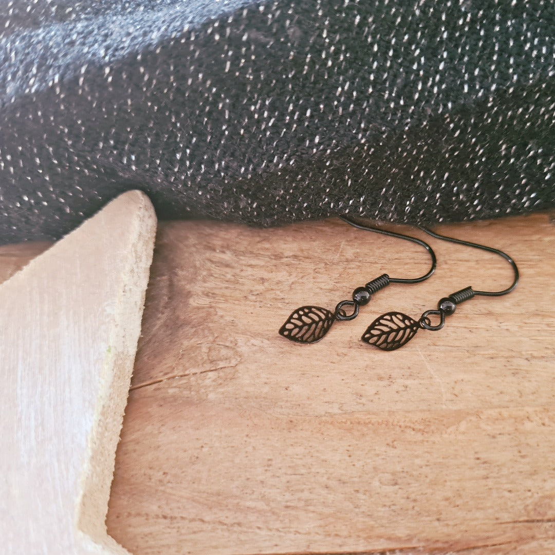 Minimalistische zwarte oorbellen met opengewerkte bladbedel, metalen hangertjes van 2,8 cm nikkelvrij 