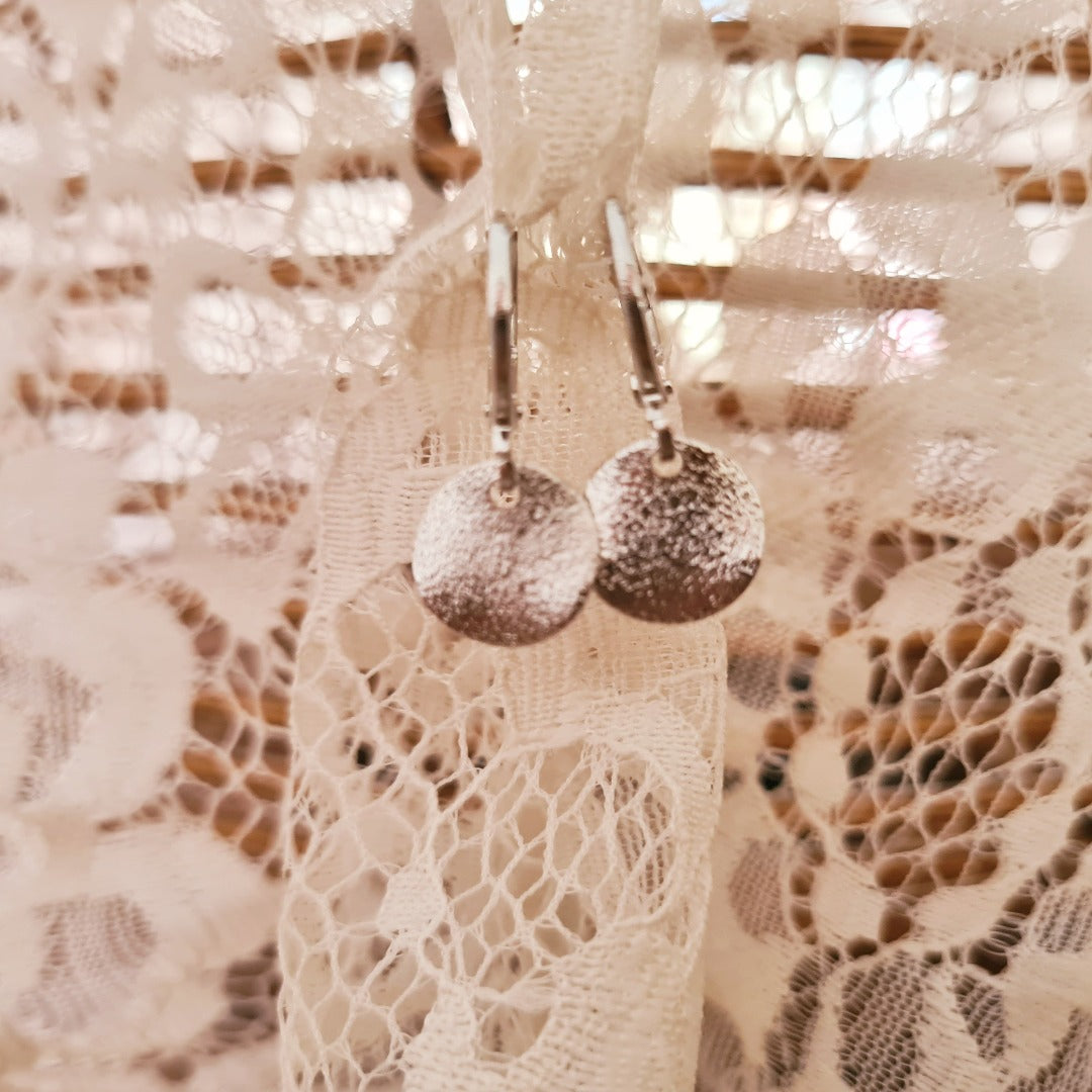 Ringetjes met feestelijk hangertje zilver, elegante nikkelvrije oorbellen met kliksluiting 