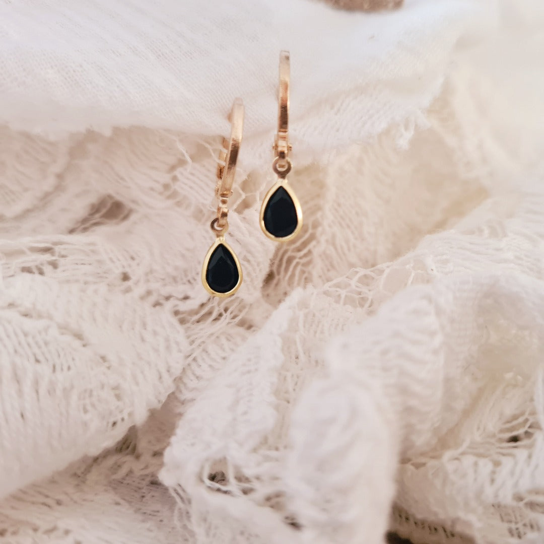 Ringetjes goud met zwart kristalglas, elegante nikkelvrije oorbellen met glanzende steentjes