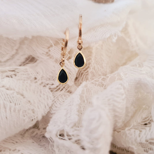 Ringetjes goud met zwart kristalglas, elegante nikkelvrije oorbellen met glanzende steentjes
