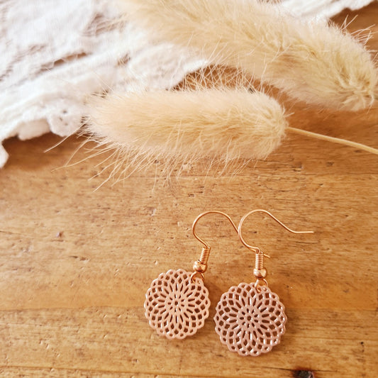 Roségouden korte hangertjes met boho bedel nikkelvrij lichtgewicht