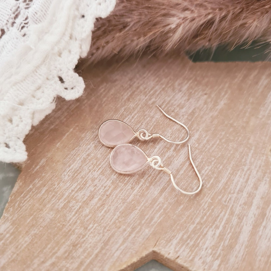 Zilveren oorbellen met rozenkwarts in druppelvorm
