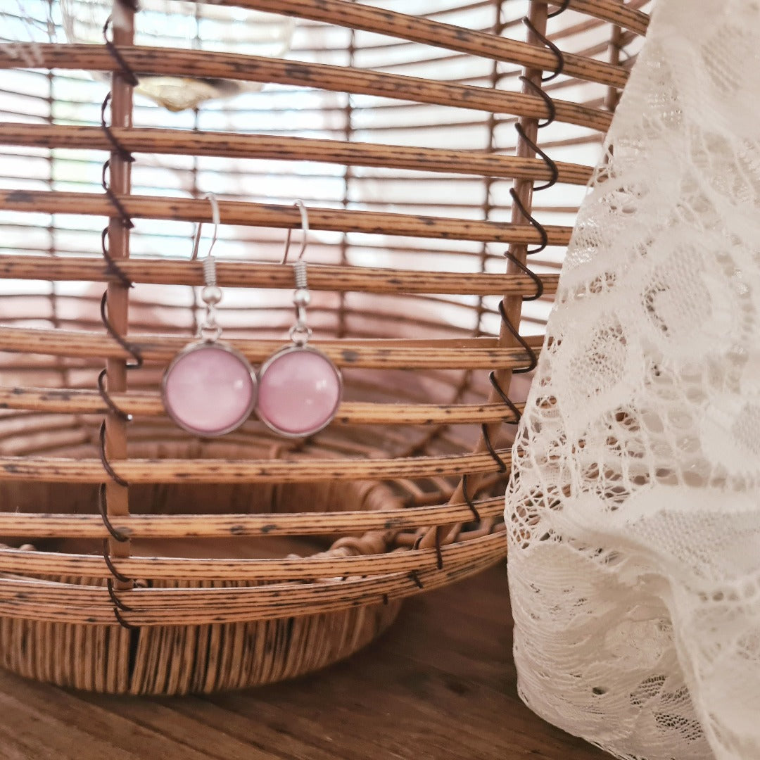 roze oorbellen met zilverkleurige setting close up profiel