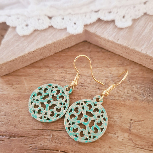 Vintage oorbellen goud groen geoxideerd, opengewerkt rond design 