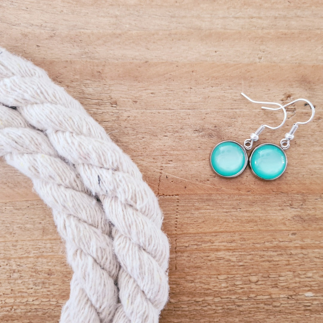 Zilver en mint oorbellen close up, subtiele kleuraccent hangertjes nikkelvrij