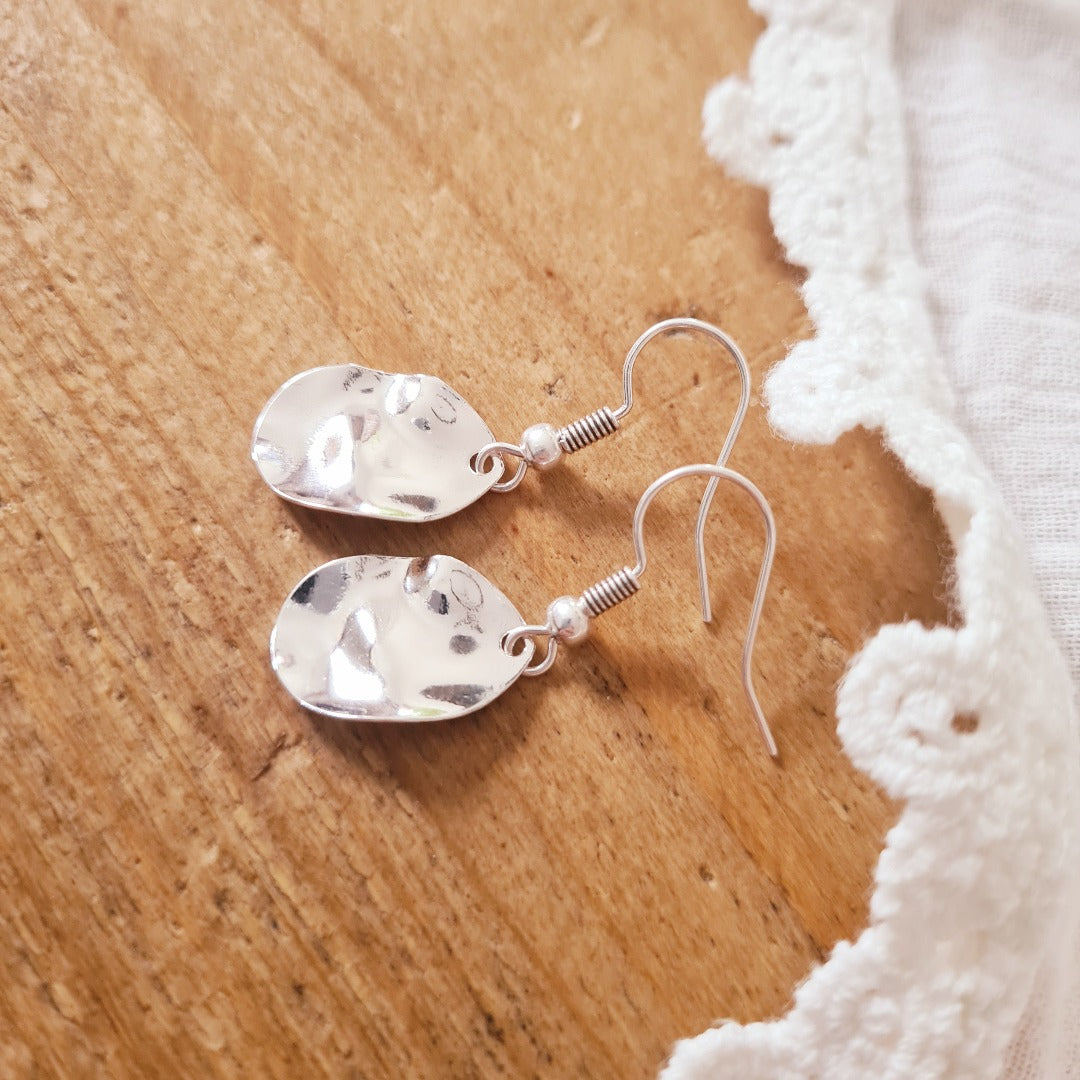 Zilveren oorhangers met gehamerde bedel in subtiele glans