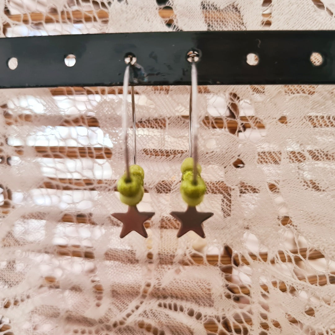Zilveren ringen met groene kraaltjes en ster bedel gedragen close up nikkelvrij 