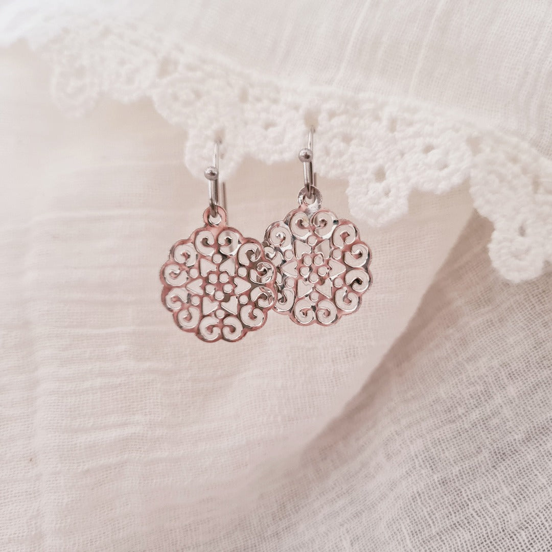 Detailfoto zilverkleurige bohemian oorbellen met filigraan patroon, nikkelvrij
