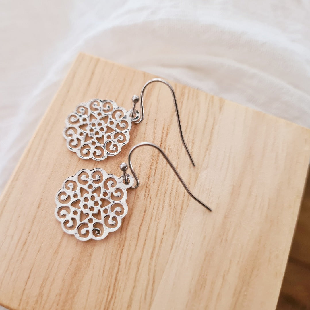 Zilverkleurige bohemian oorbellen met filigraan patroon, nikkelvrij en lichtgewicht