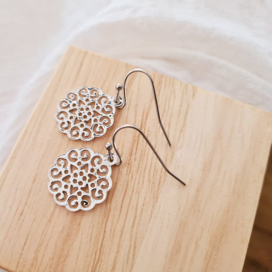 Zilverkleurige bohemian oorbellen met filigraan patroon, nikkelvrij en lichtgewicht