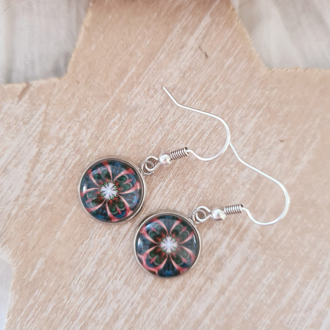Zilverkleurige oorbellen met bloemmotief stainless steel nikkelvrij, korte hangertjes 3 cm 
